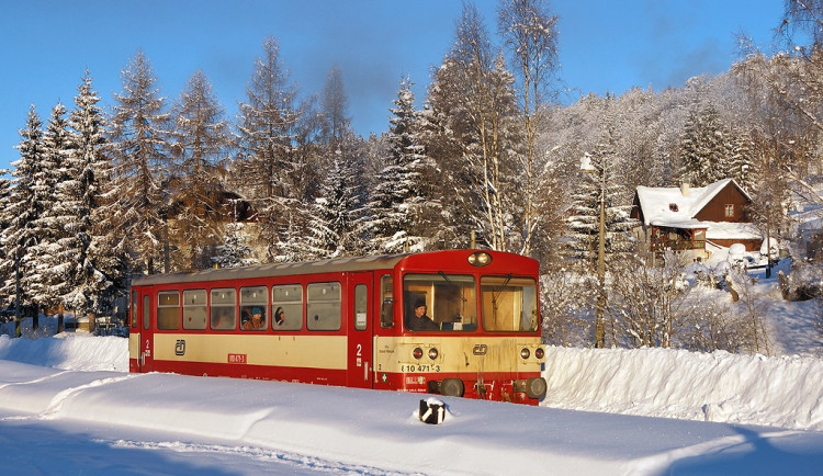 Na Zubačku vyjel první zimní motoráček. Událost vzbudila enormní zájem veřejnosti