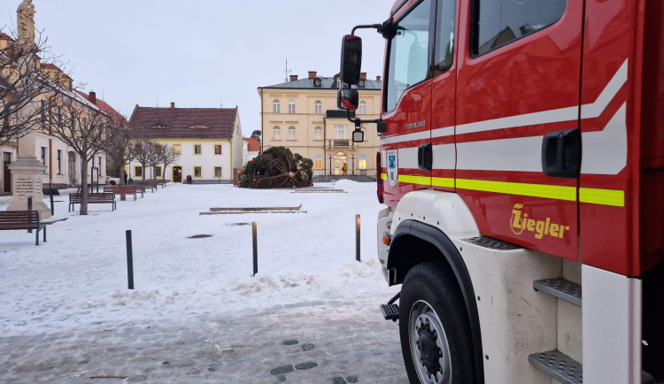 V hrádku spadl vánoční strom.