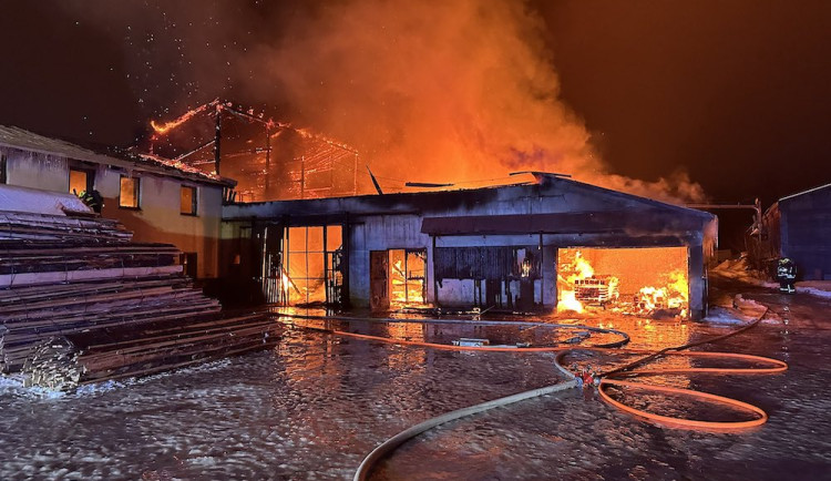 V Lučanech hořela pila. Čtyři lidé v péči záchranářů, škoda za 20 milionů