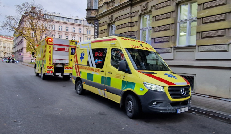 Opilý muž z Brna utekl v pyžamu z nemocnice. Sanitka ho vrátila zpět