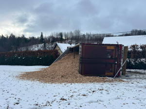 V Turnově kvůli ledovce vyhlásili kalamitní stav. Na Semilsku havaroval kamion