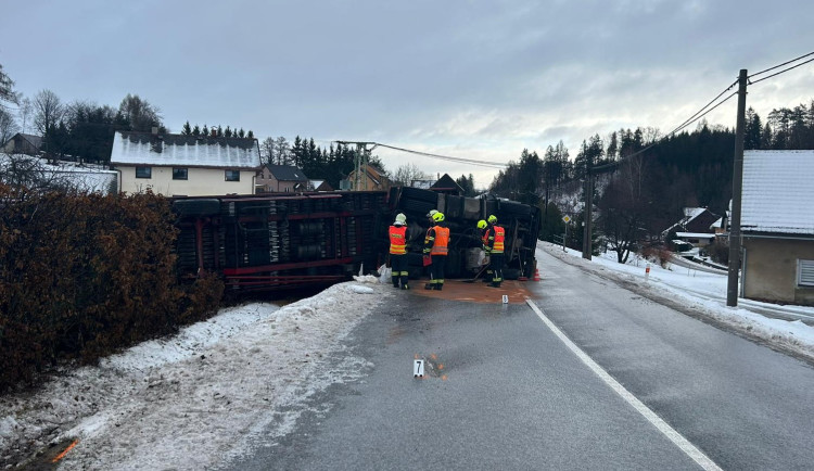 Kamion uklouzl na namrzlé vozovce a převrátil se.
