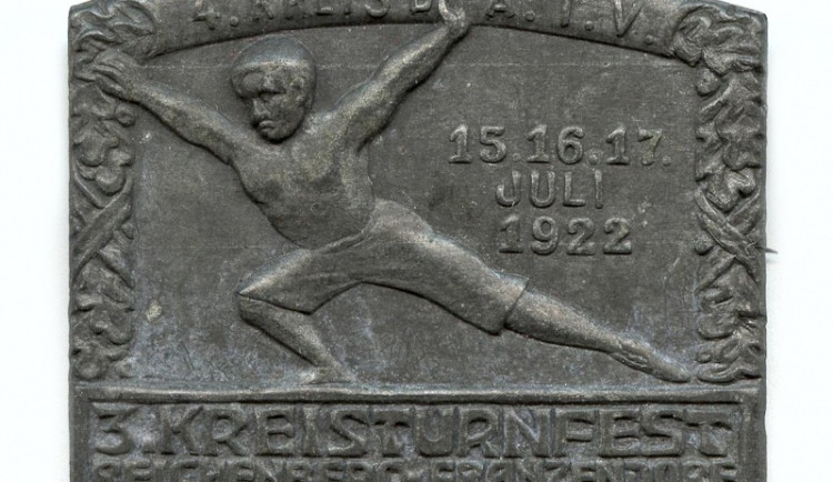 Jeden z odznaků ve sbírkách muzea.