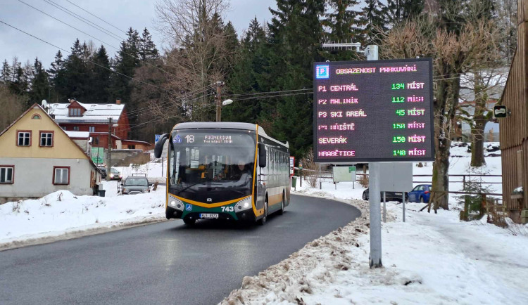 Nový informační tabule hlásí počty volných parkovacích stání v Bedřichově a Janově.