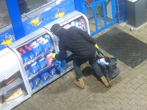 Policie pátrá po partě zlodějů. Kradli na benzinkách. Poznáváte je?