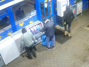 Policie pátrá po partě zlodějů. Kradli na benzinkách. Poznáváte je?