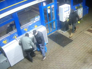 Policie pátrá po partě zlodějů. Kradli na benzinkách. Poznáváte je?