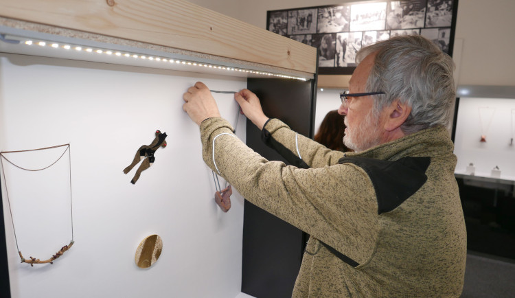Instalace expozice turnovské šperkárny.