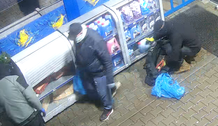 Trojice zlodějů při krádeži.