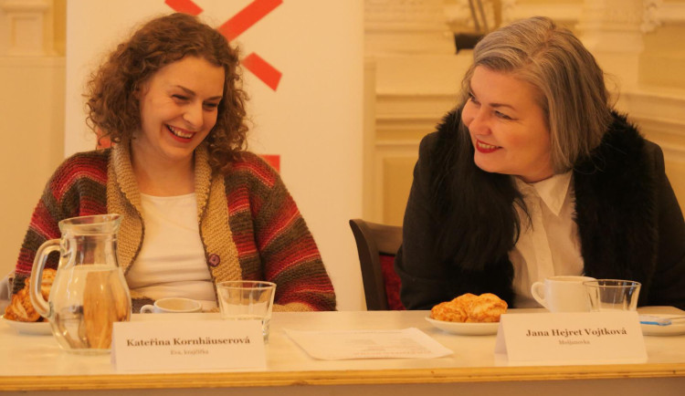 Kateřina Kornhäuserová a Jana Hejret Vojtková na konferenci k představní.