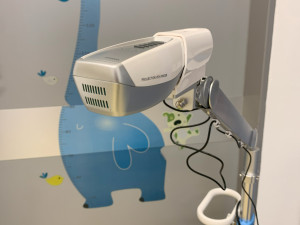 Speciální přístroj pomáhá snížit u dětských pacientů strach z odběrů krve