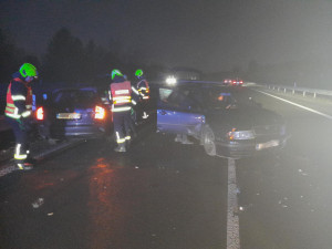 Ráno plné nehod. V průběhu dvou hodin vyjeli hasiči pomáhat šestkrát