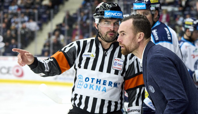 Hokejisté Liberce a Hradce hráli první třetinu 63 minut. Bramboračka, vadilo trenéru Liberce Pešánovi