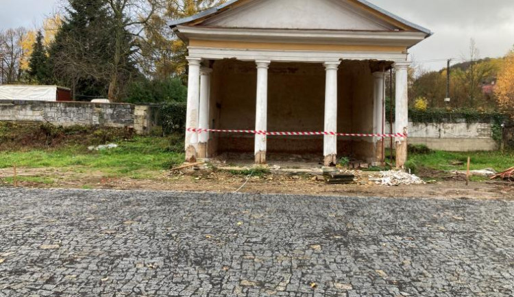 Symbol frýdlantského kempu musel být zbourán. Gloriet byl v havarijním stavu