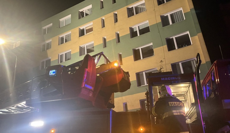 Při požáru bytu v panelovém domě v Novém Boru utrpěli zranění dva lidé