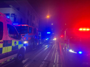 Při požáru baru se zranilo patnáct lidí. Policisté hledají muže s kanystrem