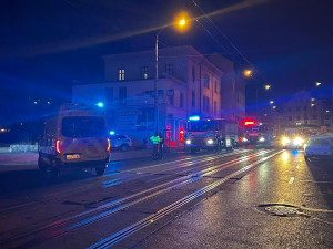 Při požáru baru se zranilo patnáct lidí. Policisté hledají muže s kanystrem