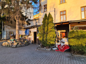Při požáru baru se zranilo patnáct lidí. Policisté hledají muže s kanystrem