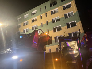 Při požáru bytu v panelovém domě v Novém Boru utrpěli zranění dva lidé