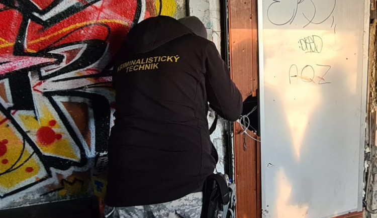 Při požáru baru se zranilo patnáct lidí. Policisté hledají muže s kanystrem