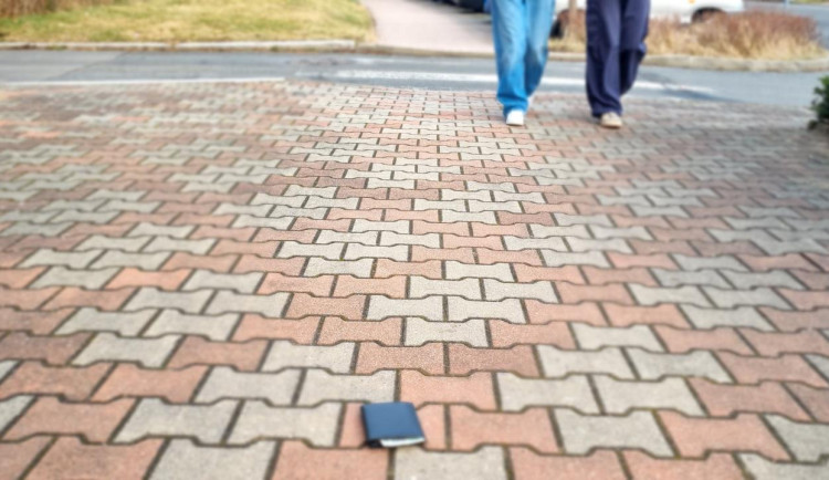 Deváťáci našli na ulici peněženku plnou peněz. Odevzdali ji na policii