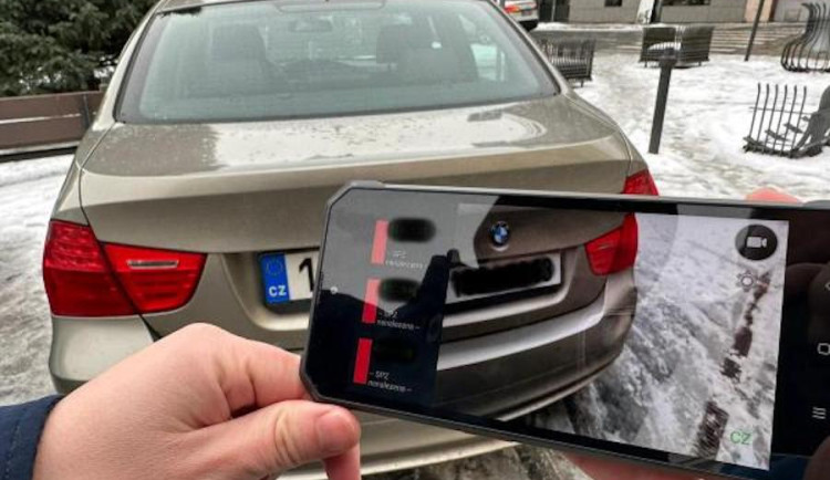 V Turnově funguje nový systém kontroly placení parkování. Při testu polovina řidičů neměla zaplaceno
