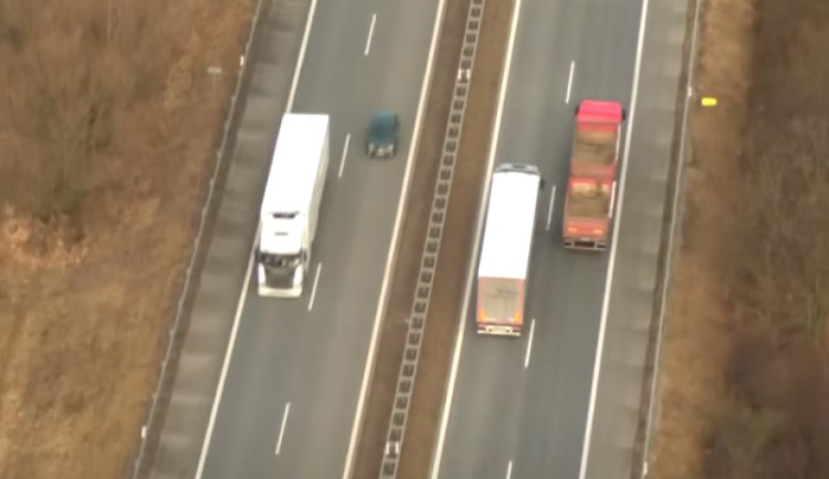 VIDEO: Kamion i přes zákaz předjíždí kamion. Policie rozdala šoférům za den pokuty za sto tisíc