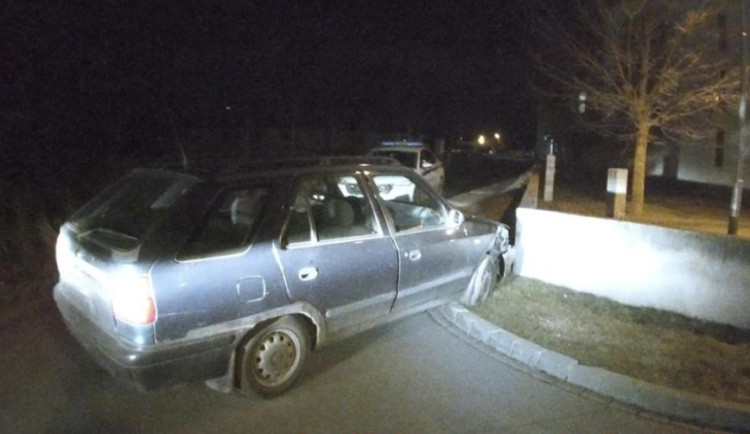 Namol opilý řidič naboural autem do zdi a odešel. Svědek si ho natočil na telefon