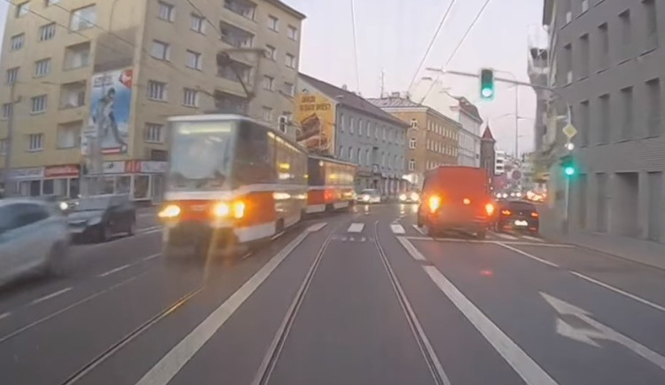 VIDEO: V Křenové vykolejila šalina. Bourá tam průměrně jedna za týden