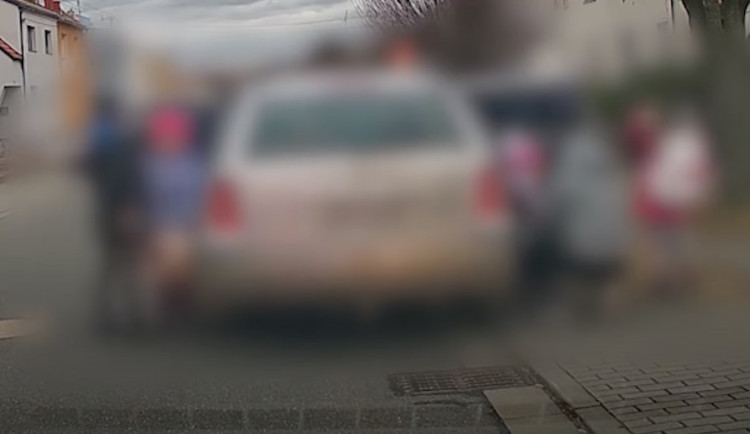 VIDEO: Muž na drogách se zákazem řízení vezl čtyři malé děti, v sedačce bylo jen jedno
