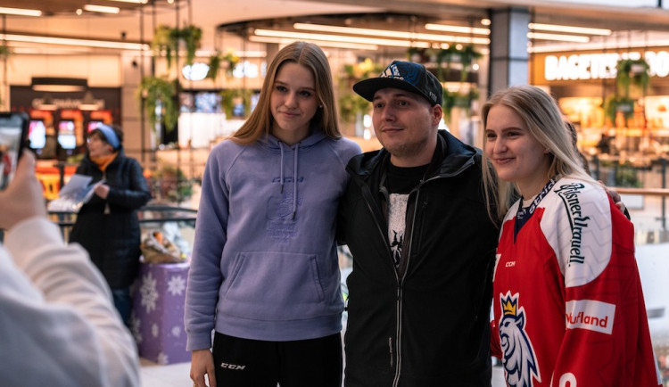 Tereza Plosová (vlevo) a Viktorie Švejdová na autogramiádě v Liberci