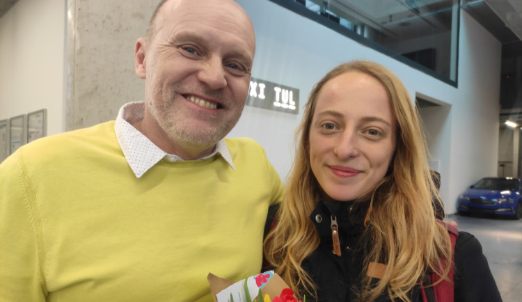 Ředitel CXI s jednou ze zdejších vědkyň.