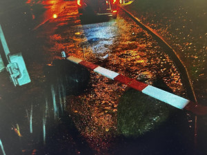 Autobus vjel v Rochlici na blikající přejezd. Policie hledá svědky