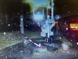 Autobus vjel v Rochlici na blikající přejezd. Policie hledá svědky