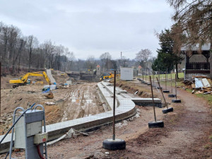 U přehrady pokácí kvůli obnově nábřeží přes 70 stromů. Nové zase vysadí