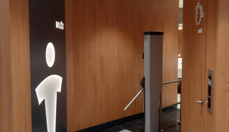 Vandal poškodil turniket v OC Forum. Policie hledá muže v černé bundě