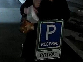 Někdo posprejoval zeď na parkovišti OC Forum. Policie zveřejnila fotky party mladých lidí