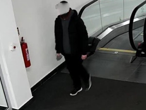 Někdo posprejoval zeď na parkovišti OC Forum. Policie zveřejnila fotky party mladých lidí