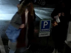 Někdo posprejoval zeď na parkovišti OC Forum. Policie zveřejnila fotky party mladých lidí