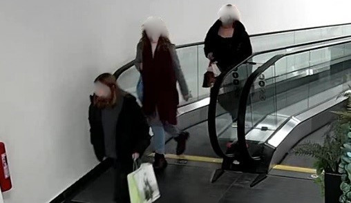 Někdo posprejoval zeď na parkovišti OC Forum. Policie zveřejnila fotky party mladých lidí