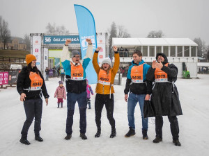 Balíček na Jizerskou 50 si vyzvedlo pět tisíc lidí. Závodníci zdolávali trasu i po svých