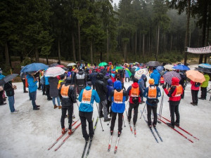 Balíček na Jizerskou 50 si vyzvedlo pět tisíc lidí. Závodníci zdolávali trasu i po svých