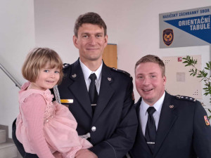 Zachránili tři lidské životy. Hasiči a strážník byli v pravý čas na správném místě