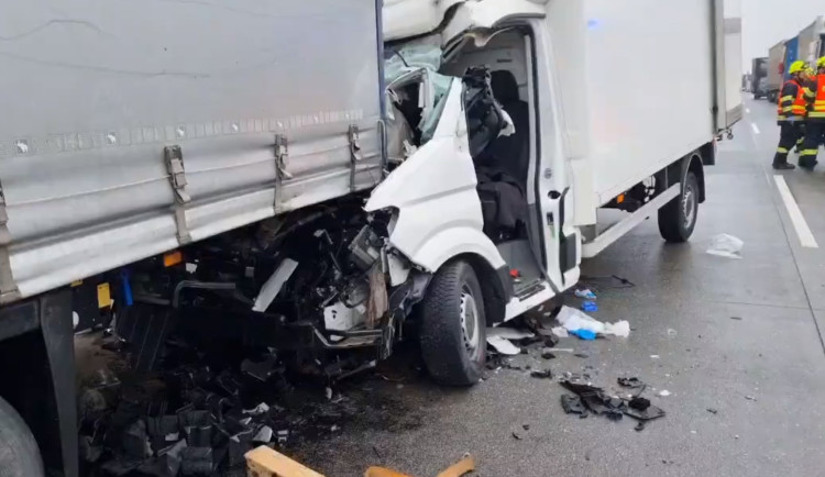 VIDEO: Vážná nehoda dodávky a kamionu uzavřela D1 ve směru na Brno