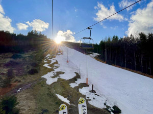 Velké skiareály v Libereckém kraji ještě drží provoz, menší postupně zavírají