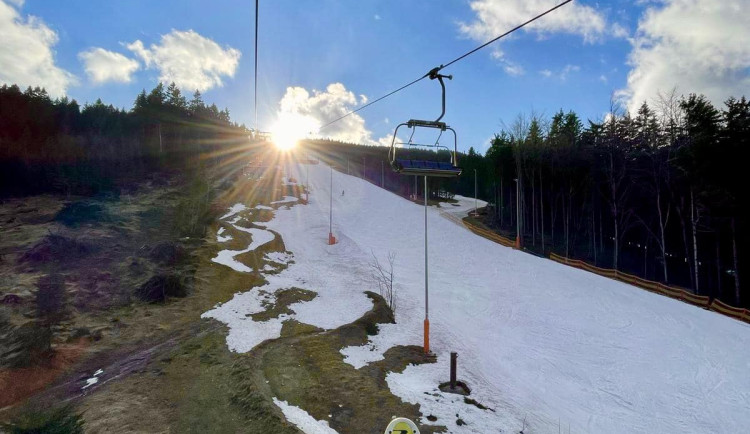 Velké skiareály v Libereckém kraji ještě drží provoz, menší postupně zavírají