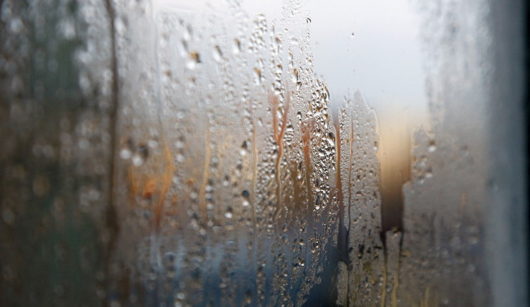 Během víkendu se mírně ochladí. Přidají se přeháňky, na horách sněhové