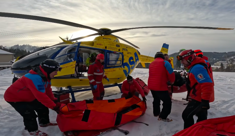 Vážný úraz na sjezdovce na Špičáku, muž narazil do stromu. Video ukazuje spolupráci záchranářů