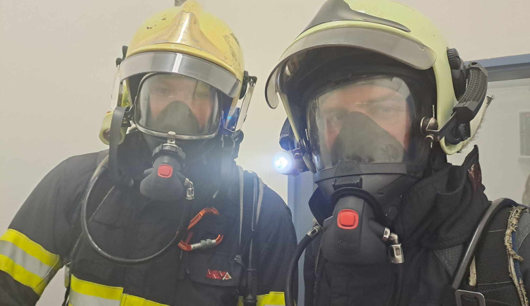 Některé dýchací masky hasičů jsou i pětadvacet let staré.