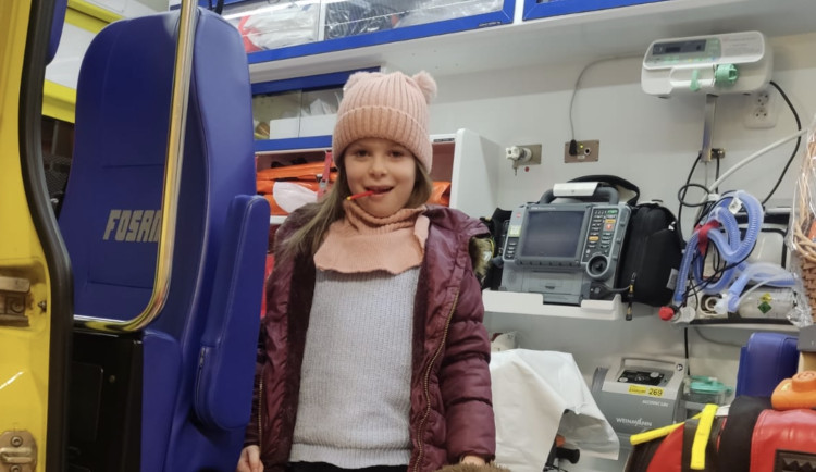 Amálka upadla do bezvědomí a přestala dýchat. Život jí zachránil tatínek masáží srdce